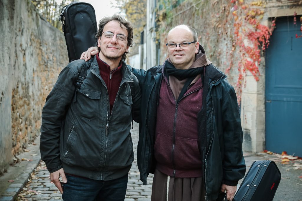 fr Jacques jouet guitare musique franciscain