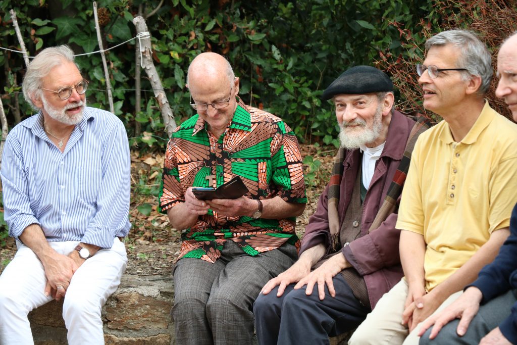 Frère Yves Tourenne entouré des autres frères franciscains de Nantes