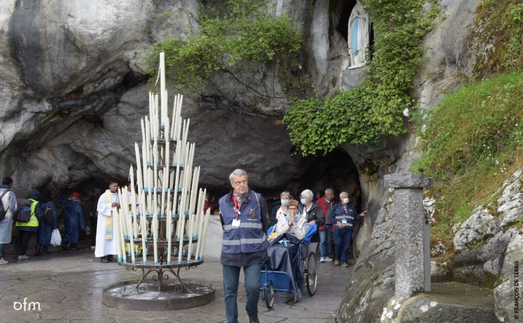 pelerinage franciscain lourdes visite à la grotte 2022