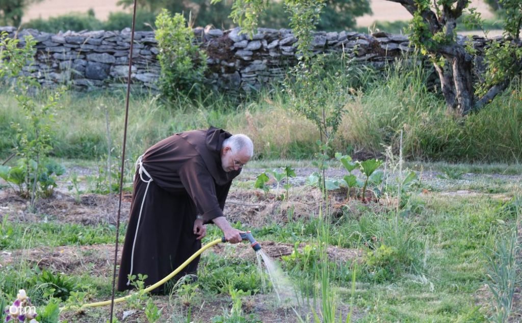 Frère Eric arrose le jardin de La Cordelle