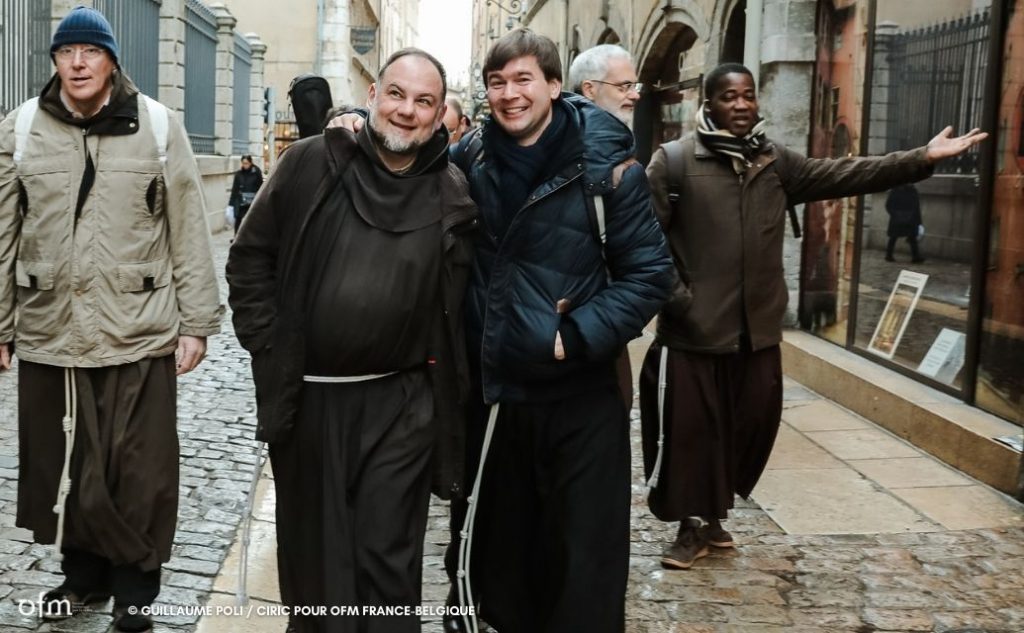 Frère franciscain Boris Barun et frère Iulian Ghiuzan, conventuel en mission d'itinérance, la joie sur les visages.