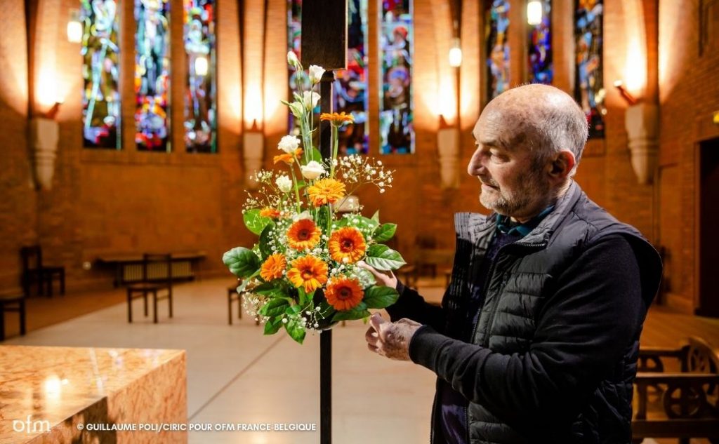 Frère Rogatien Desplanques s'occupe de la décoration florale de la chapelle du couvent franciscain de Paris.