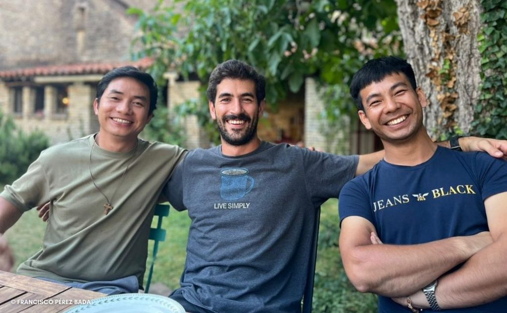 Francisco Perez Bada avec deux frères vietnamiens lors du chantier bénévole à La Cordelle.
