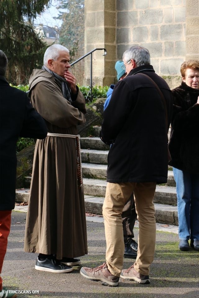 Frère Danick Labinal accueille des paroissiens sur le parvis de l'église franciscaine de Brive