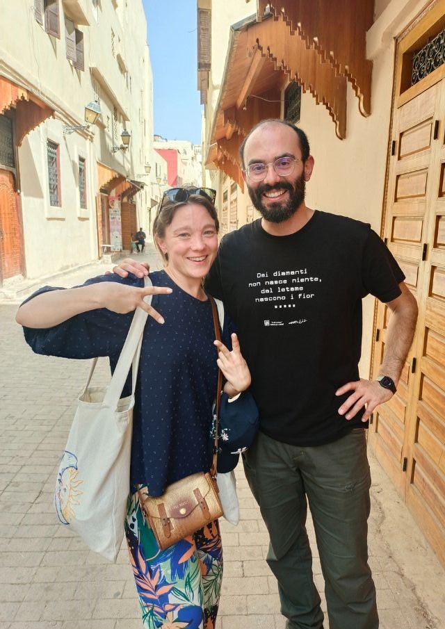 Marion et Fr. Andrea dans une rue du Maroc.