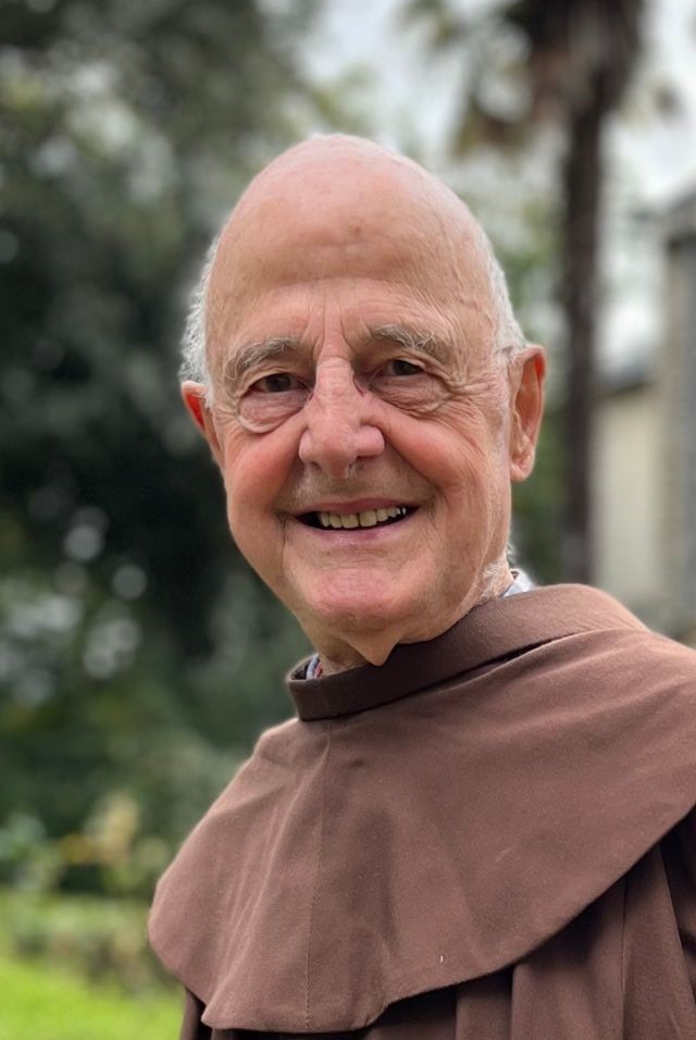 Portrait du frère Fernand Mancel dans le jardin du couvent franciscain de Nantes